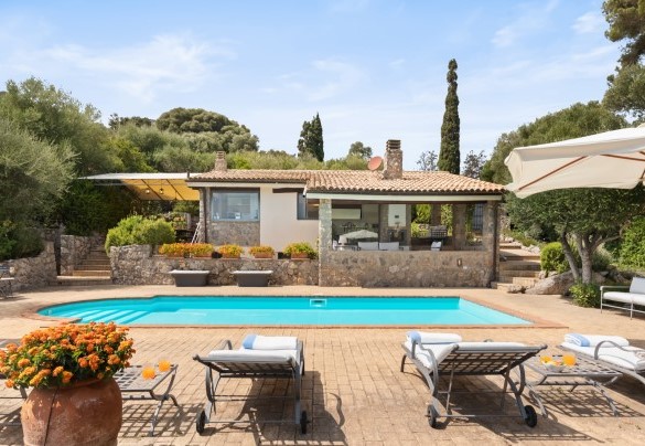 Terracotta solarium equipped with sunbeds and outdoor furniture - Villa Althaea