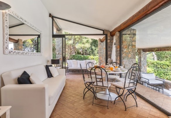 The living room with smart TV and dining table - Villa Althaea