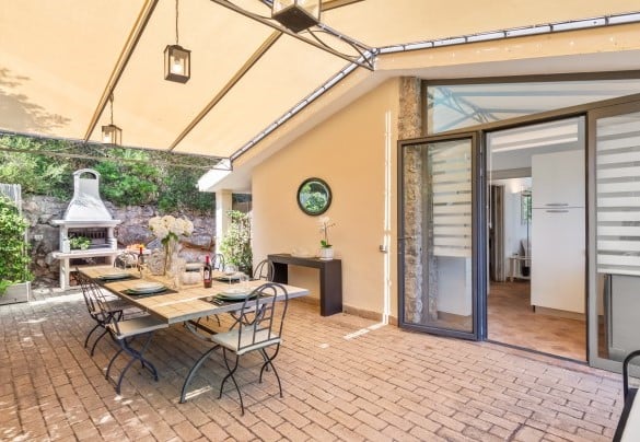 Pergola with dining table connected to the kitchen - Villa Althaea
