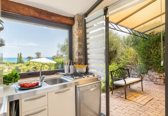 The kitchen with direct access to the pergola - Villa Althaea