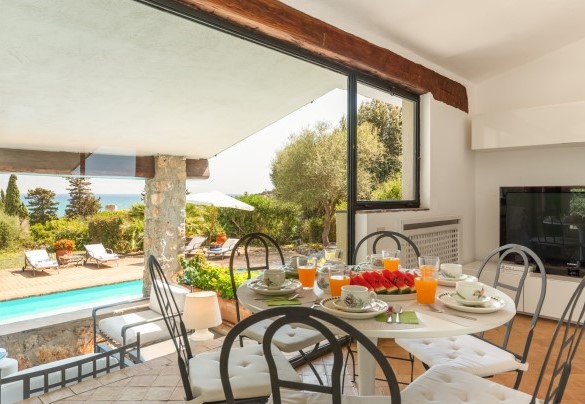 Direct access to the porch - Villa Althaea