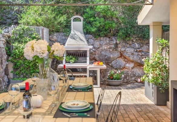 Stone barbecue next to the pergola - Villa Althaea