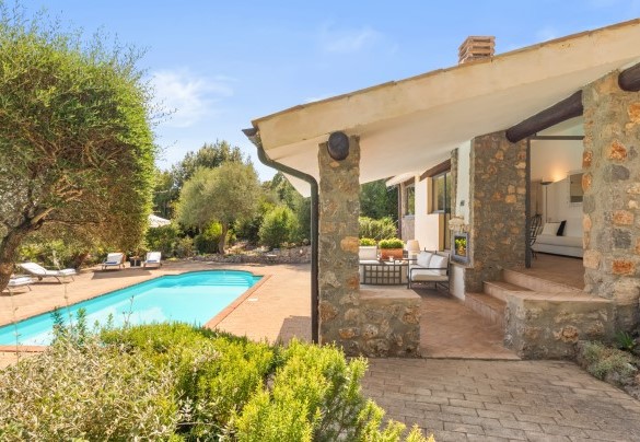 Porch with living area - Villa Althaea