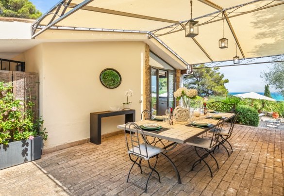 Swimming pool and steps leading to the pergola with dining table - Villa Althaea