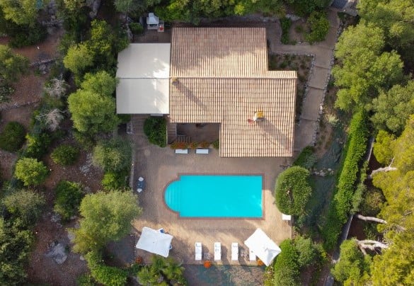 Terracotta solarium equipped with sunbeds and umbrellas - Villa Althaea