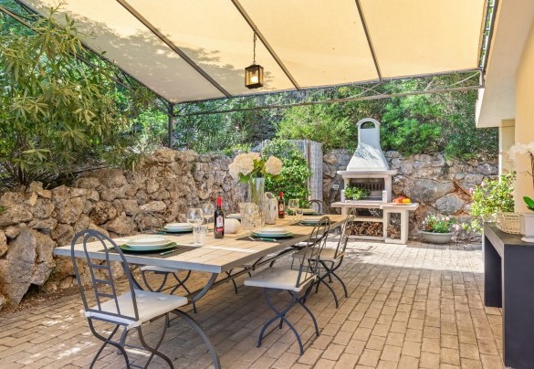 Pergola with dining table connected to the kitchen - Villa Althaea