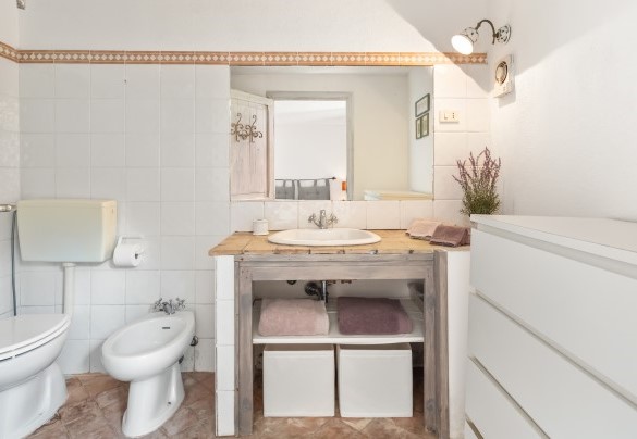 En suite bathroom with shower no. 2 - Villa Althaea