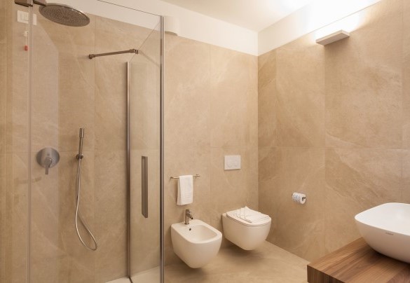 Bagno en suite con doccia n.2 al piano terra	 - Villa Ama