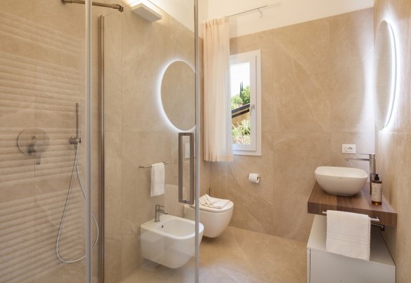 Bagno en suite con doccia n.4 al piano terra	 - Villa Ama