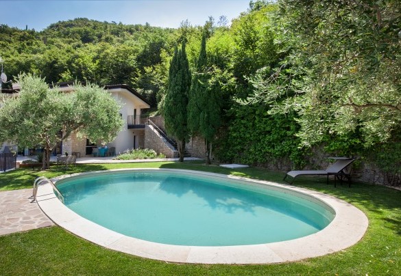 La piscina è profonda 2 metri	 - Villa Ama