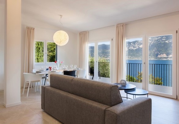 Il soggiorno al primo piano vista lago - Villa Ama