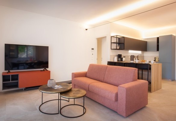 Il salotto in open space con tv al primo piano - Villa Ama