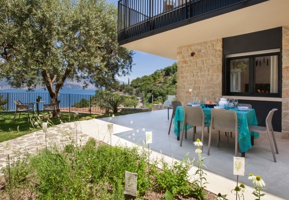 Il tavolo esterno è perfetto per le vostre colazioni	- Villa Ama