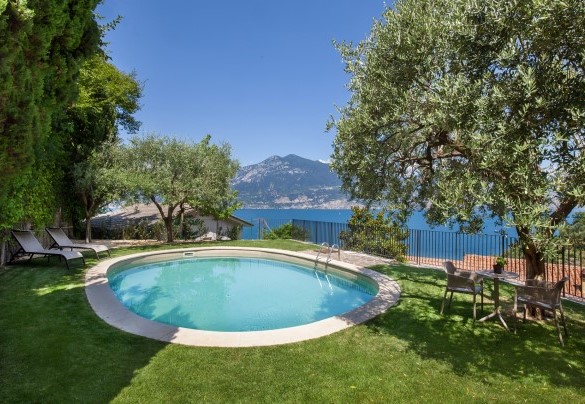 La piscina è ovale e di dimensioni di 6 x 8 metri - Villa Ama