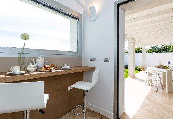 Dalla cucina si può accedere direttamente alla veranda fronte spiaggia - Villa Amar