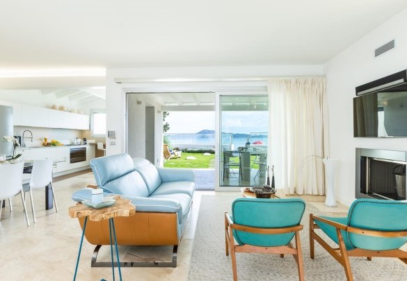 Soggiorno e cucina con uscita sul giardino - Villa Amar