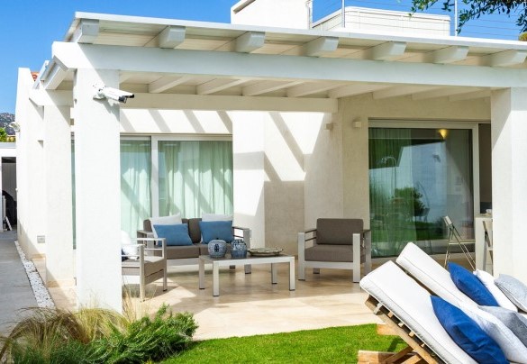 Passaggio esterno tra il fronte ed il retro della villa - Villa Amar