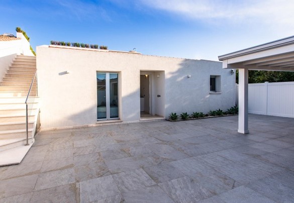 Ingresso villa con parcheggio coperto e scale che portano alla terrazza  - Villa Amar