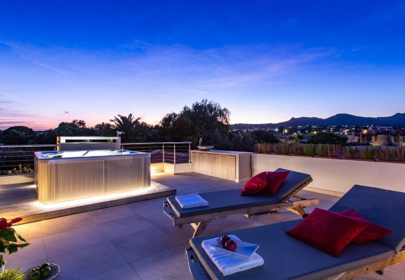 Vasca Jacuzzi sempre disponibile per vivere a pieno i momenti romantici del tramonto -Villa Amar