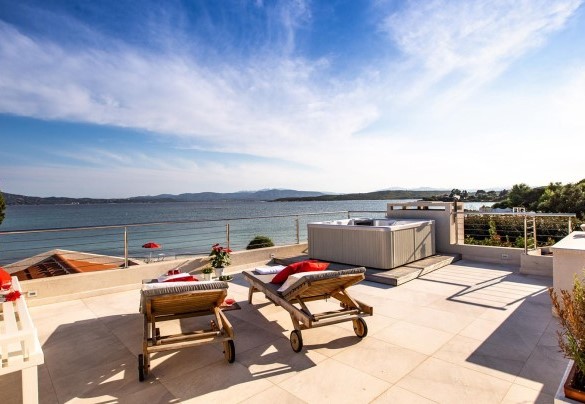 Terrazza sulla villa per trascorrere momenti unici tra sole, relax e vasca jacuzzi di fronte ad un panorama mozzafiato - Villa Amar