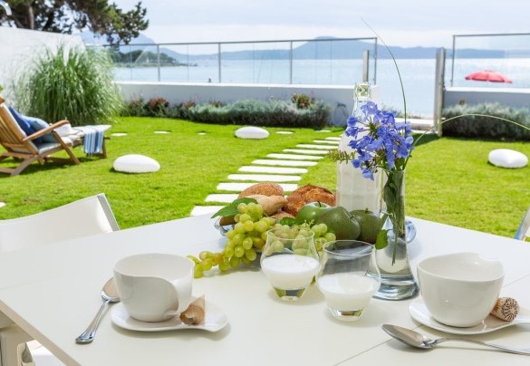 Come iniziare la giornata nei migliore dei modi! Tavoli e sedie disponibili anche in veranda per apprezzare i pasti - Villa Amar