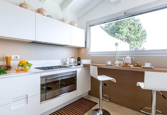 Cucina luminosa e super accessoriata con forno, microonde, lavastoviglie, macchina del caffè - Villa Amar