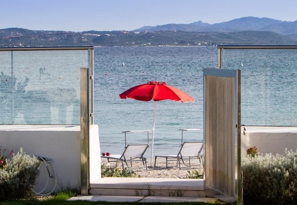 Passaggio pratico e veloce per accedere alla spiaggia e fare un tuffo nel mare cristallino della Sardegna. Doccetta per i piedi all'entrata - Villa Amar