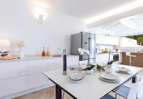 Zona pranzo con tavolo e sedie posizionata vicino alla cucina - Villa Amar