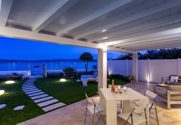 Vista del giardino e della veranda dall'interno della villa - Villa Amar