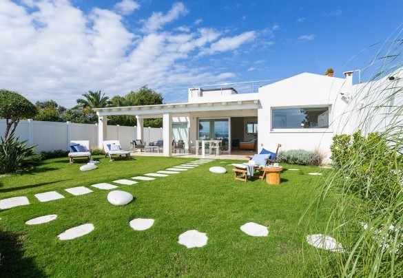 Area solarium con lettini, sdraio e doccia esterna - Villa Amar