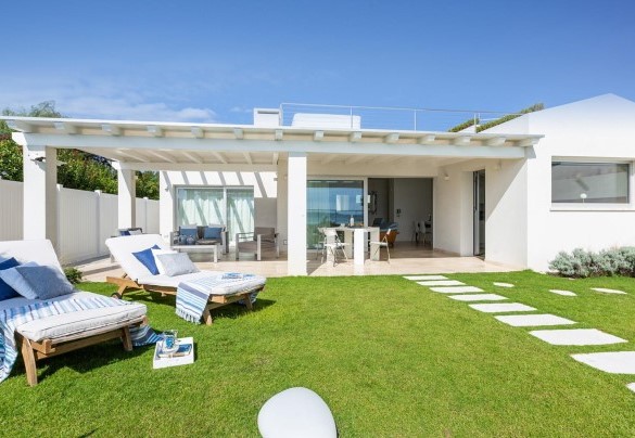 Sdraio prendisole movibili tra veranda e giardino per godersi ogni attimo della giornata - Villa Amar