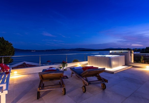 Terrazza al primo piano con sdraio e jacuzzi  -Villa Amar