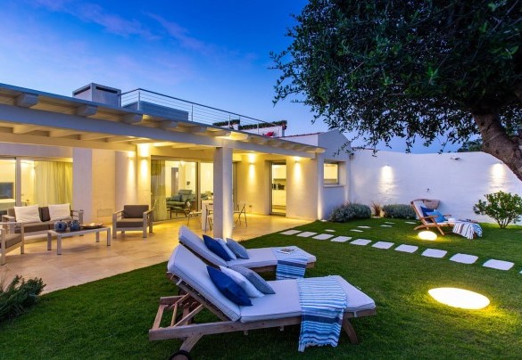 Le luci si accendono con il calare del sole per vivere un'atmosfera piacevole - Villa Amar