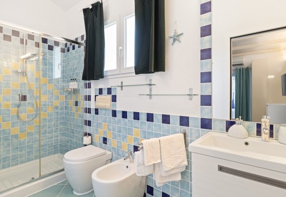 Bathroom n. 2 with shower en-suite to bedroom n.2 – Villa Ambra