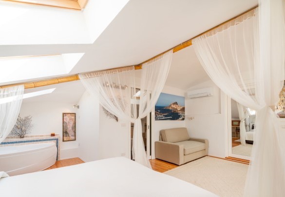 Double bedroom  n.1 with Jacuzzi tub and en- suite bathroom with shower – Villa Ambra