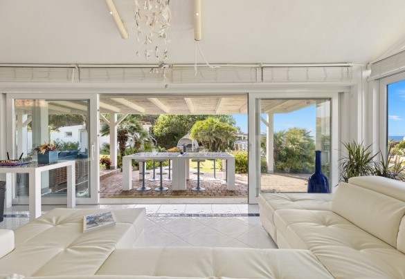 Living room with access to the outdoor living area – Villa Ambra