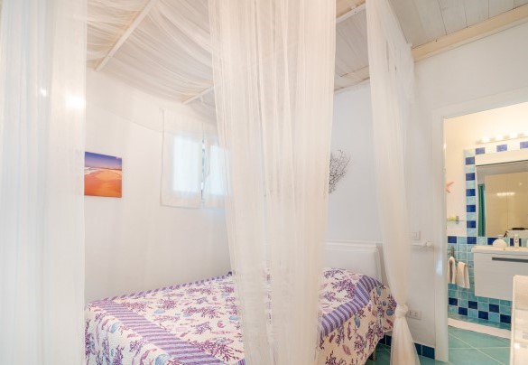 Double bedroom n.2 with divisible beds en- suite bathroom with shower – Villa Ambra