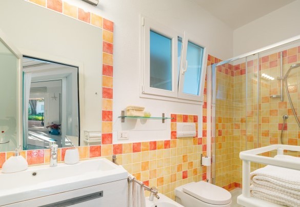 En-suite bathroom n.4 with shower to bedroom n. 4 – Villa Ambra