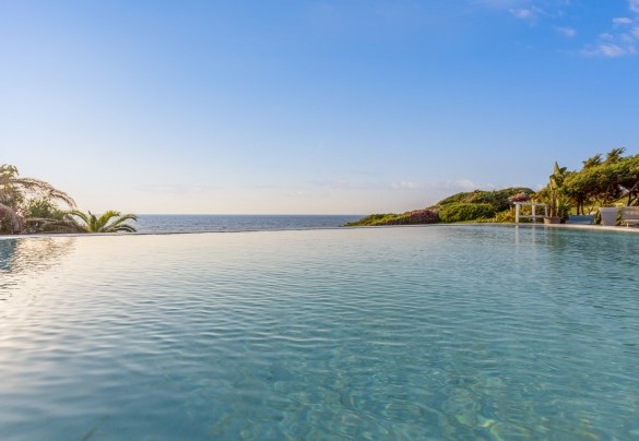 The infinity pool overlooking the sea – Villa Ambra