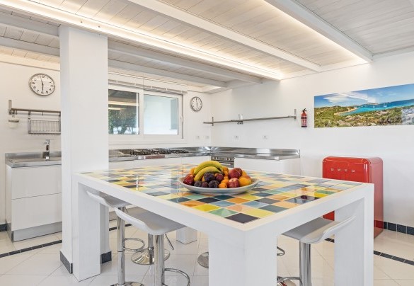 The kitchen equipped with island – Villa Ambra