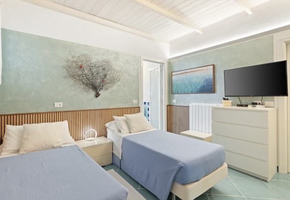 Double bedroom n. 2 with en-suite bathroom with shower – Villa Ambra