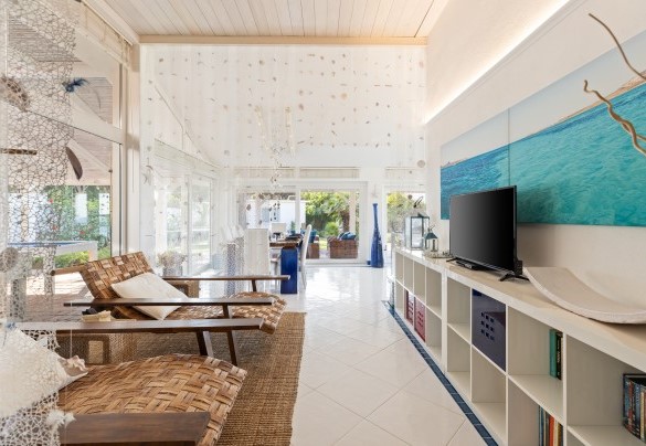 Bright living room with windows – Villa Ambra