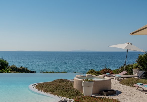 The swimming pool facing the sea and which – Villa Ambra