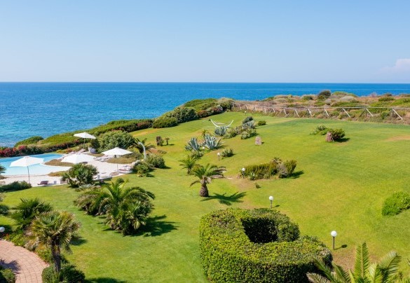 The park around the villa is composed of a green lawn with dozens of typical Sardinian palm trees, as well as ten date palms, lentiscus, myrtle and helichrysum, all typical Mediterranean plants – Villa Ambra