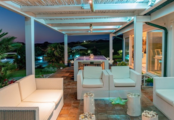 Two very large verandas containing a 12-seater table and seating area – Villa Ambra