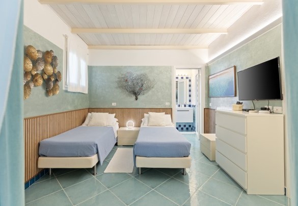 Double bedroom n. 2 with en-suite bathroom with shower – Villa Ambra