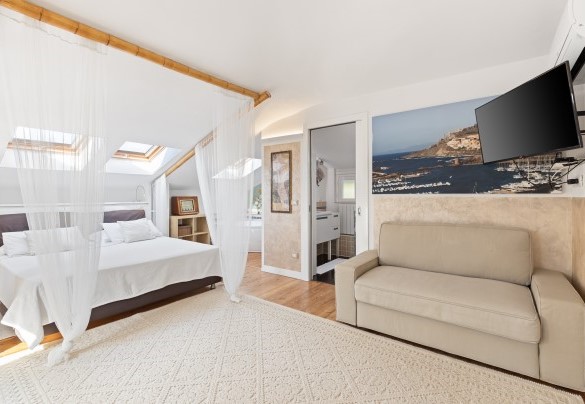Double bedroom n. 1 with whirlpool tub and en-suite bathroom with shower – Villa Ambra