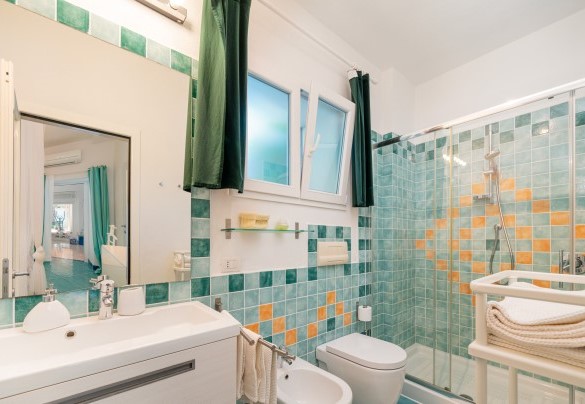 En-suite bathroom n.3with shower to bedroom n. 3 – Villa Ambra