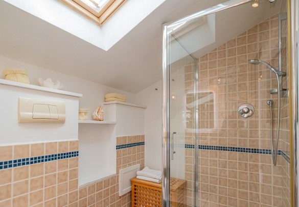 En-suite bathroom n.1 with shower to bedroom n. 1 – Villa Ambra