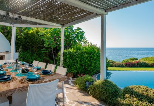 Gazebo with a large 12-seater granite table near the pool and the area with barbecue and outdoor professional kitchen – Villa Ambra